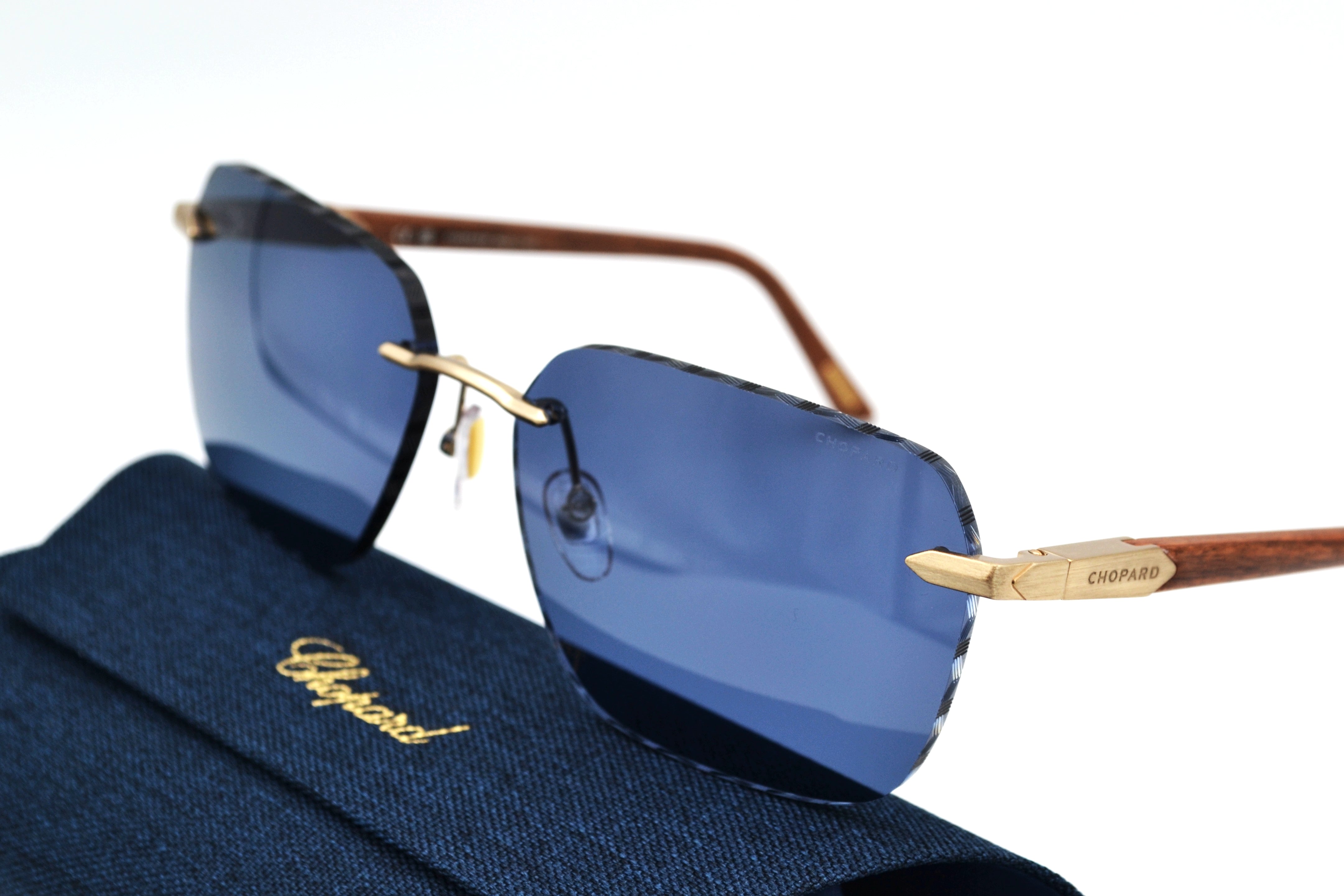 Gafas de sol Chopard SCHG62V 383P Diseño rectangular de madera y metal, lentes azules